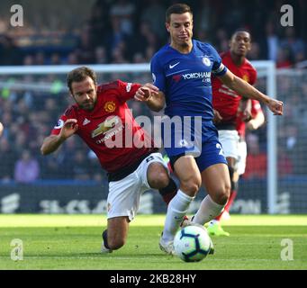 London, England - Oktober 20: 2018 Juan Mata von L-R Manchester United stellt sich während der Premiership League zwischen Chelsea und Manchester United am 20. Oktober 2018 im Stamford Bridge Stadium in London, England, gegen Cesar Azpilicueta von Chelsea. (Foto von Action Foto Sport/NurPhoto) Stockfoto