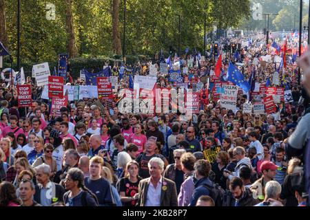 Demonstranten marschieren durch das Zentrum Londons. Rund 100,000 Menschen marschieren am 20. Oktober 2018 durch das Zentrum Londons, zeigen Plakate und Flaggen und fordern ein weiteres EU-Referendum. Das Vereinigte Königreich soll am 29. März 2019 gemäß dem zweijährigen Artikel 50-Prozess ausscheiden. (Foto von Jay Shaw Baker/NurPhoto) Stockfoto