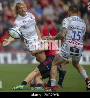 Billy Twelvetrees aus Gloucester übergibt den Ball an Jason Woodward aus Gloucester während des Heineken Champions Cup-Spiels zwischen Munster Rugby und Gloucester Rugby am 20. Oktober 2018 im Thomond Park in Limerick, Irland (Foto von Andrew Surma/NurPhoto) Stockfoto