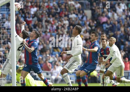 Asensio von Real Madrid Kämpfe mit Jason von Levante während eines Spiels für die Spanische Liga zwischen Real Madrid und Levante im Santiago Bernabeu Stadion am 20. Oktober 2018 in Madrid, Spanien. (Foto von Patricio Realpe/ChakanaNews/PRESSOUTH/NurPhoto) Stockfoto