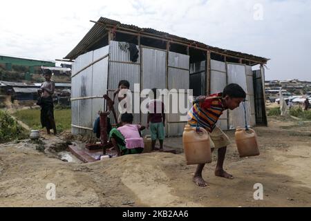 Ein Rohingya-Junge sammelt Trinkwasser im Lager Kutupalong in Cox's Bazar, Bangladesch, 19. Oktober 2018. (Foto von Kazi Salahuddin Razu/NurPhoto) Stockfoto