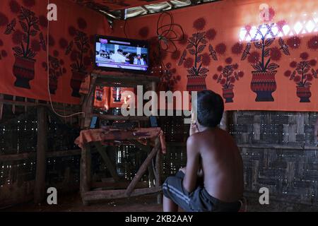 Ein Rohingya-Junge genießt hindi-Filmlieder im Fernsehen im Kutupalong-Lager in Cox's Bazar, Bangladesch, 18. Oktober 2018. (Foto von Kazi Salahuddin Razu/NurPhoto) Stockfoto