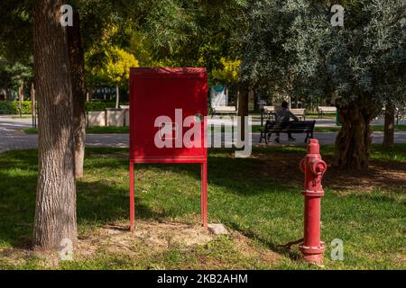 Die oberirdischen Hydranten sind so ausgelegt, dass sie im Brandfall den Wasserbedarf decken und im Brandfall schnell eingreifen können. Brandmeldezentrale. Stockfoto