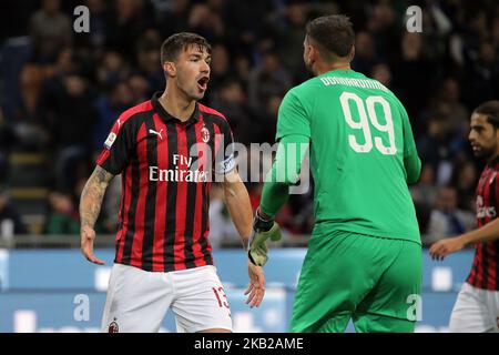 Alessio Romagnoli #13 von AC Mailand und Gianluigi Donnarumma #99 von AC Mailand während der Serie Ein Spiel zwischen dem FC Internazionale und AC Mailand im Stadio Giuseppe Meazza am 21. Oktober 2018 in Mailand, Italien. (Foto von Giuseppe Cottini/NurPhoto) Stockfoto