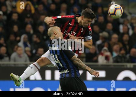 Alessio Romagnoli #13 von AC Milan kämpft um den Ball mit Radja Nainggolan #14 vom FC Internazionale Milano während der Serie Ein Spiel zwischen dem FC Internazionale und AC Milan im Stadio Giuseppe Meazza am 21. Oktober 2018 in Mailand, Italien. (Foto von Giuseppe Cottini/NurPhoto) Stockfoto