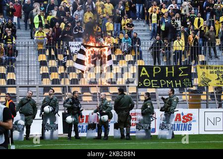 Fans des FC ARIS im Charilaou Stadium während des FC Aris und des FC PAOK Spiels für die Superleague Griechenland, die erste Kategorie in Thessaloniki, Griechenland, am 21. Oktober 2018. Das Spiel fand im Kleanthis Vikelides Stadium oder im Charilaou Stadium, dem Heimstadion des FC Aris, statt. Zuerst erzielte Aris in der 2' min mit Mateo Garcia und dann Aleksandar Prijovic für PAOK traf eine Strafe in der 36' und dann in 84'. Nach diesem Sieg behielt der FC PAOK seinen 1.. Platz in der griechischen Meisterschaft. PAOK gewann 2:1. (Foto von Nicolas Economou/NurPhoto) Stockfoto