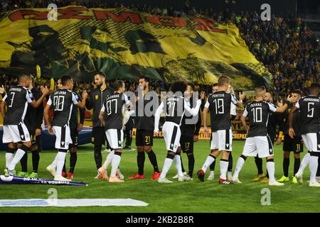 FC PAOK und FC ARIS vor dem Spiel im Charilaou Stadium während des FC Aris und des FC PAOK Spiels für die Superliga Griechenland, die erste Kategorie in Thessaloniki, Griechenland, am 21. Oktober 2018. Das Spiel fand im Kleanthis Vikelides Stadium oder im Charilaou Stadium, dem Heimstadion des FC Aris, statt. Zuerst erzielte Aris in der 2' min mit Mateo Garcia und dann Aleksandar Prijovic für PAOK traf eine Strafe in der 36' und dann in 84'. Nach diesem Sieg behielt der FC PAOK seinen 1.. Platz in der griechischen Meisterschaft. PAOK gewann 2:1. (Foto von Nicolas Economou/NurPhoto) Stockfoto