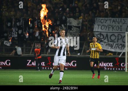 Pontus Wernbloom (PAOK) mit PAOK-Flaggen auf Feuer während des FC Aris und des FC PAOK-Spiels für die Superleague Griechenland, die erste Kategorie in Thessaloniki, Griechenland, am 21. Oktober 2018. Das Spiel fand im Kleanthis Vikelides Stadium oder im Charilaou Stadium, dem Heimstadion des FC Aris, statt. Zuerst erzielte Aris in der 2' min mit Mateo Garcia und dann Aleksandar Prijovic für PAOK traf eine Strafe in der 36' und dann in 84'. Nach diesem Sieg behielt der FC PAOK seinen 1.. Platz in der griechischen Meisterschaft. PAOK gewann 2:1. (Foto von Nicolas Economou/NurPhoto) Stockfoto