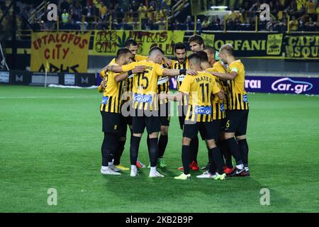 FC ARIS Fußballmannschaft vor dem Spiel während des FC Aris und des FC PAOK Spiels für die Superliga Griechenland, die erste Kategorie in Thessaloniki, Griechenland, am 21. Oktober 2018. Das Spiel fand im Kleanthis Vikelides Stadium oder im Charilaou Stadium, dem Heimstadion des FC Aris, statt. Zuerst erzielte Aris in der 2' min mit Mateo Garcia und dann Aleksandar Prijovic für PAOK traf eine Strafe in der 36' und dann in 84'. Nach diesem Sieg behielt der FC PAOK seinen 1.. Platz in der griechischen Meisterschaft. PAOK gewann 2:1. (Foto von Nicolas Economou/NurPhoto) Stockfoto