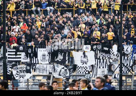 Fans des FC ARIS im Charilaou Stadium während des FC Aris und des FC PAOK Spiels für die Superleague Griechenland, die erste Kategorie in Thessaloniki, Griechenland, am 21. Oktober 2018. Das Spiel fand im Kleanthis Vikelides Stadium oder im Charilaou Stadium, dem Heimstadion des FC Aris, statt. Zuerst erzielte Aris in der 2' min mit Mateo Garcia und dann Aleksandar Prijovic für PAOK traf eine Strafe in der 36' und dann in 84'. Nach diesem Sieg behielt der FC PAOK seinen 1.. Platz in der griechischen Meisterschaft. PAOK gewann 2:1. (Foto von Nicolas Economou/NurPhoto) Stockfoto