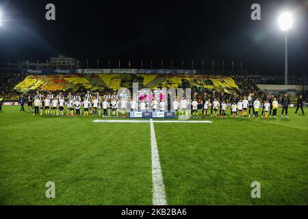 FC PAOK und FC ARIS vor dem Spiel im Charilaou Stadium während des FC Aris und des FC PAOK Spiels für die Superliga Griechenland, die erste Kategorie in Thessaloniki, Griechenland, am 21. Oktober 2018. Das Spiel fand im Kleanthis Vikelides Stadium oder im Charilaou Stadium, dem Heimstadion des FC Aris, statt. Zuerst erzielte Aris in der 2' min mit Mateo Garcia und dann Aleksandar Prijovic für PAOK traf eine Strafe in der 36' und dann in 84'. Nach diesem Sieg behielt der FC PAOK seinen 1.. Platz in der griechischen Meisterschaft. PAOK gewann 2:1. (Foto von Nicolas Economou/NurPhoto) Stockfoto