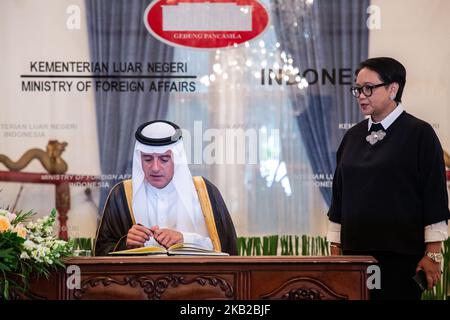 Der Außenminister Saudi-Arabiens, Adel al-Jubeir (L), unterzeichnet das Gästebuch im Vorfeld einer Pressekonferenz mit dem indonesischen Außenminister Retno Marsudi (R) am 23. Oktober 2018 im Außenministerium in Jakarta, Indonesien. (Foto von Donal Husni/NurPhoto) Stockfoto