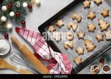 Weihnachten und Neujahr Zusammensetzung der Cookies Zahlen 2023 auf Kochbrett und Küchenutensilien Stockfoto