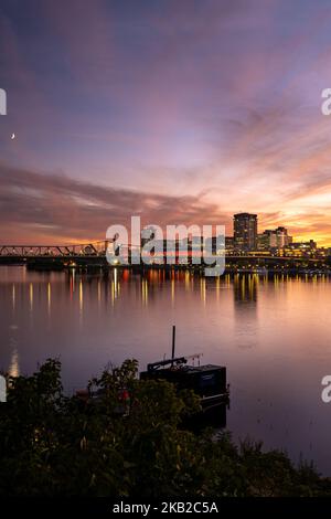 Langzeitbelichtung Ottawa Gatineau der Halbmond und der farbenfrohe Sonnenuntergang über dem Rideau River. Stockfoto