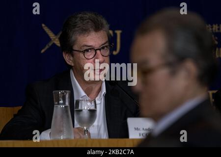 Andre Calantzopoulos, CEO von Philip Morris International Inc, spricht während einer Pressekonferenz im Club der ausländischen Korrespondenten von Japan am 24. Oktober 2018 in Tokio. Der Übergang zu einer rauchfreien Gesellschaft, strengere Vorschriften auf der ganzen Welt und eine schrumpfende Raucherbevölkerung schließen sich den Tabakunternehmen weltweit an. Um im Geschäft zu bleiben, wenden sich große Tabakfirmen E-Zigaretten und anderen Alternativen zu herkömmlichen Zigaretten zu. Philip Morris International (PMI), der Hersteller von Marlboro, beschleunigt diesen Schritt. CEO Andre Calantzopoulos hat eine öffentliche Zusage gemacht, den Verkauf von CI zu beenden Stockfoto