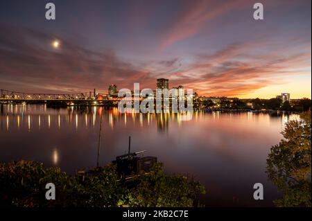 Langzeitbelichtung Ottawa Gatineau der Halbmond und der farbenfrohe Sonnenuntergang über dem Rideau River. Stockfoto