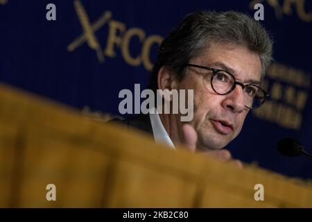 Andre Calantzopoulos, CEO von Philip Morris International Inc, spricht während einer Pressekonferenz im Club der ausländischen Korrespondenten von Japan am 24. Oktober 2018 in Tokio. Der Übergang zu einer rauchfreien Gesellschaft, strengere Vorschriften auf der ganzen Welt und eine schrumpfende Raucherbevölkerung schließen sich den Tabakunternehmen weltweit an. Um im Geschäft zu bleiben, wenden sich große Tabakfirmen E-Zigaretten und anderen Alternativen zu herkömmlichen Zigaretten zu. Philip Morris International (PMI), der Hersteller von Marlboro, beschleunigt diesen Schritt. CEO Andre Calantzopoulos hat eine öffentliche Zusage gemacht, den Verkauf von CI zu beenden Stockfoto