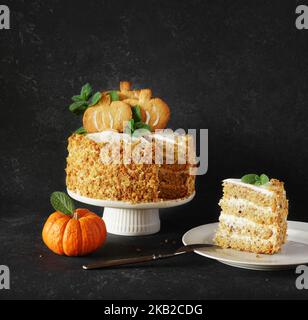 Kürbiskuchen mit Frischkäse und Schneidestück auf dunklem Hintergrund Stockfoto
