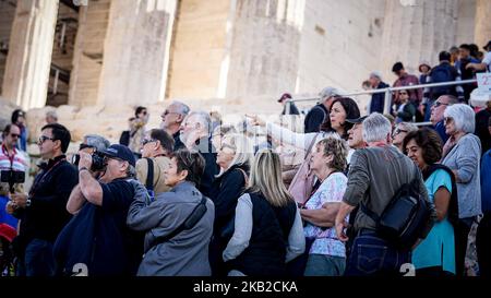 Die Menschen stehen vor der Akropolis, während sie fotografieren, Athen, Griechenland, 24. Oktober 2018. In den acht Monaten Januar-August wurde ein Anstieg von 11,6 % im ankommenden Touristenverkehr verzeichnet und erreichte 20,9 Millionen Reisende in Griechenland. Tourismus in Griechenland, was zeigt, dass die boomende griechische Wirtschaft dem Touristenstrom, der sich als größer erweist als jeder vorherige, einen tiefen Atem raubt. (Foto von Giannis Alexopoulos/NurPhoto) Stockfoto