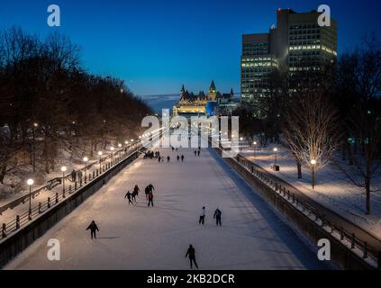 Schlittschuhlaufen auf dem Rideau-Kanal in der Abenddämmerung Stockfoto