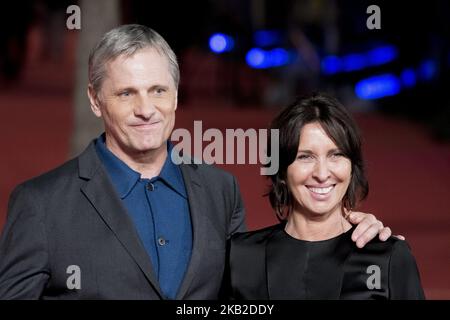 Viggo Mortensen und Rafaella Leone gehen vor der Vorführung des „Green Book“ während des Rom Film Fest 13. im Auditorium Parco della Musica am 24. Oktober 2018 in Rom, Italien, auf den roten Teppich. (Foto von Massimo Valicchia/NurPhoto) Stockfoto