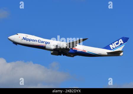 Präfektur Chiba, Japan - 29. Oktober 2021: Nippon Cargo Airlines (NCA) Boeing B747-8F (JA13KZ) Frachter starten am Narita International Airport. Stockfoto