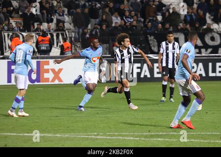 AMR Warda #74 (PAOK) und Stopira #22 dahinter (Vidi). FC PAOK gegen MOL Vidi FC 0-2-Spiel im Toumba-Stadion in Thessaloniki, Griechenland für die UEFA Europa League Group L. Videon erzielte mit Szabolcs Huszti 12' und mit Stopira 45'. PAOK hatte mit 12 Endschüssen, 0 gelben Karten gegen Vidi mit 5 Endschüssen und 5 gelben Karten den 74%igen Besitz. (Foto von Nicolas Economou/NurPhoto) Stockfoto