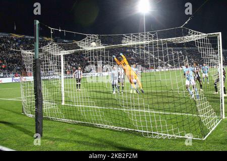 Torwart Adam Kovacsik (Videoton) spart #74. FC PAOK gegen MOL Vidi FC 0-2-Spiel im Toumba-Stadion in Thessaloniki, Griechenland für die UEFA Europa League Group L. Videon erzielte mit Szabolcs Huszti 12' und mit Stopira 45'. PAOK hatte mit 12 Endschüssen, 0 gelben Karten gegen Vidi mit 5 Endschüssen und 5 gelben Karten den 74%igen Besitz. (Foto von Nicolas Economou/NurPhoto) Stockfoto