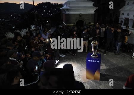 Medienmitarbeiter versammelten sich am Freitag, den 26. Oktober 2018, um Fotos und Videos von der ICC Cricket World Cup Trophäe 2019 vor Swayambhunath Stupa oder dem Monkey Temple während einer Landtour in Kathmandu, Nepal, zu machen. Der Cricket World Cup 2019 wird vom 30. Mai bis zum 14. Juli 2019 von England und Wales veranstaltet. (Foto von Narayan Maharjan/NurPhoto) Stockfoto