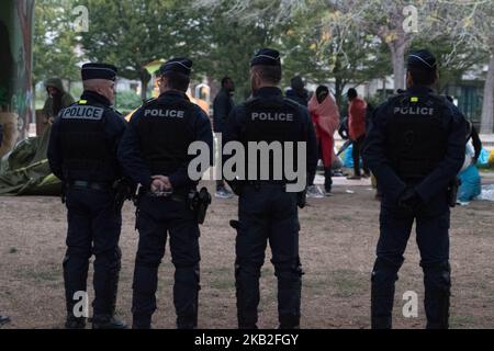 Am Donnerstag, dem 26. Oktober, wurden die sechzig Migranten, die den Platz Vertais im Bezirk Mangin-Beaulieu in Nantes besetzt hatten, von der Polizei evakuiert.Diese Evakuierung erfolgt einen Monat nach der am 20.. September auf dem Platz Daviais. Bei dieser Gelegenheit erklärte die Bürgermeisterin von Nantes, Johanna Rolland, dass sie neue Besetzungen des öffentlichen Raums durch Migranten nicht mehr tolerieren würde. (Foto von Estelle Ruiz/NurPhoto) Stockfoto