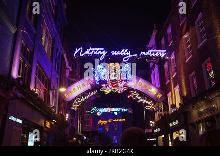 Queen-inspirierte Lichter werden am 27. Oktober 2018 in London, England, in der Londoner Carnaby Street abgebildet. In der berühmten Londoner Carnaby Street ist eine Lichtinstallation im Stil der Bohemian Rhapsody offiziell zu sehen, nachdem die Queen-Stars Brian May und Roger Taylor in Zusammenarbeit mit den Darstellern des Bohemian Rhapsody-Biopics den Stempel aufgedrückt haben. (Foto von Alberto Pezzali/NurPhoto) Stockfoto