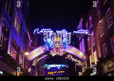 Queen-inspirierte Lichter werden am 27. Oktober 2018 in London, England, in der Londoner Carnaby Street abgebildet. In der berühmten Londoner Carnaby Street ist eine Lichtinstallation im Stil der Bohemian Rhapsody offiziell zu sehen, nachdem die Queen-Stars Brian May und Roger Taylor in Zusammenarbeit mit den Darstellern des Bohemian Rhapsody-Biopics den Stempel aufgedrückt haben. (Foto von Alberto Pezzali/NurPhoto) Stockfoto