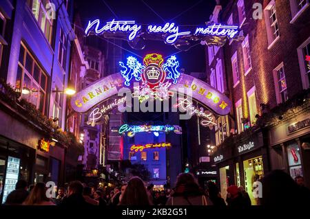 Queen-inspirierte Lichter werden am 27. Oktober 2018 in London, England, in der Londoner Carnaby Street abgebildet. In der berühmten Londoner Carnaby Street ist eine Lichtinstallation im Stil der Bohemian Rhapsody offiziell zu sehen, nachdem die Queen-Stars Brian May und Roger Taylor in Zusammenarbeit mit den Darstellern des Bohemian Rhapsody-Biopics den Stempel aufgedrückt haben. (Foto von Alberto Pezzali/NurPhoto) Stockfoto