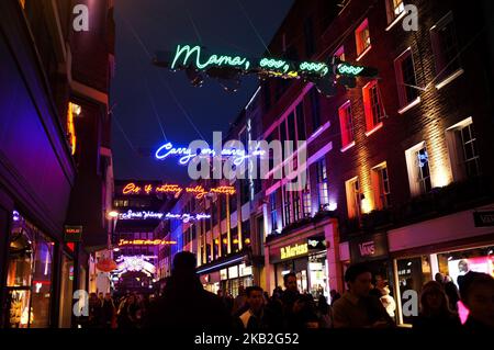 Queen-inspirierte Lichter werden am 27. Oktober 2018 in London, England, in der Londoner Carnaby Street abgebildet. In der berühmten Londoner Carnaby Street ist eine Lichtinstallation im Stil der Bohemian Rhapsody offiziell zu sehen, nachdem die Queen-Stars Brian May und Roger Taylor in Zusammenarbeit mit den Darstellern des Bohemian Rhapsody-Biopics den Stempel aufgedrückt haben. (Foto von Alberto Pezzali/NurPhoto) Stockfoto