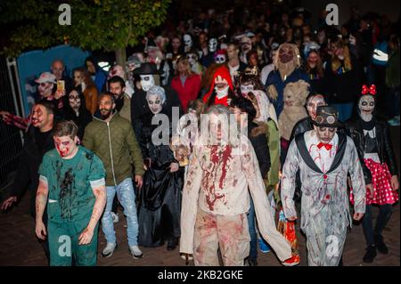 Oktober 27., Rotterdam, Niederlande. Der Zombie Walk Rotterdam fand am 27.. Oktober nach einem Jahr Abwesenheit statt. Hunderte von Zombies und anderen bösen Kreaturen wanderten durch die Straßen des Zentrums von Rotterdam auf der Suche nach frischen Gehirnen. (Foto von Ricardo Hernández/NurPhoto) Stockfoto