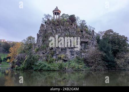 Park des Buttes Chaumont. Blick auf den Tempel der Sibyl auf der belvedere-Insel Stockfoto