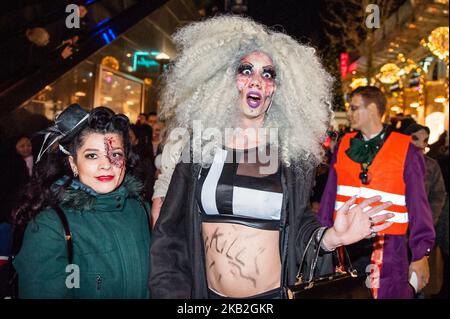 Oktober 27., Rotterdam, Niederlande. Der Zombie Walk Rotterdam fand am 27.. Oktober nach einem Jahr Abwesenheit statt. Hunderte von Zombies und anderen bösen Kreaturen wanderten durch die Straßen des Zentrums von Rotterdam auf der Suche nach frischen Gehirnen. (Foto von Ricardo Hernández/NurPhoto) Stockfoto