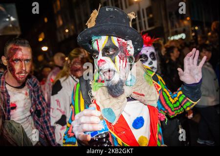 Oktober 27., Rotterdam, Niederlande. Der Zombie Walk Rotterdam fand am 27.. Oktober nach einem Jahr Abwesenheit statt. Hunderte von Zombies und anderen bösen Kreaturen wanderten durch die Straßen des Zentrums von Rotterdam auf der Suche nach frischen Gehirnen. (Foto von Ricardo Hernández/NurPhoto) Stockfoto