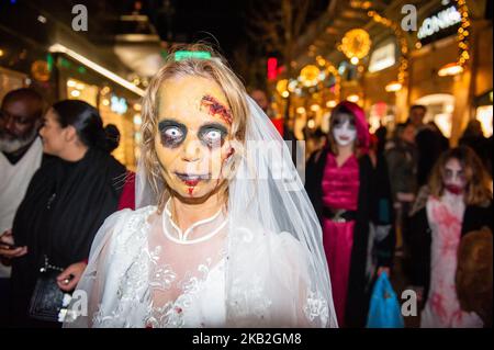 Oktober 27., Rotterdam, Niederlande. Der Zombie Walk Rotterdam fand am 27.. Oktober nach einem Jahr Abwesenheit statt. Hunderte von Zombies und anderen bösen Kreaturen wanderten durch die Straßen des Zentrums von Rotterdam auf der Suche nach frischen Gehirnen. (Foto von Ricardo Hernández/NurPhoto) Stockfoto