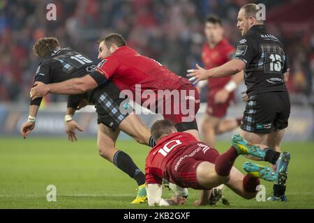 Ruaridh Jackson aus Glasgow wurde von JJ Hanrahan und James Cronin aus Münster während des Guinness PRO14-Spiels zwischen Munster Rugby und Glasgow Warriors am 27. Oktober 2018 im Thomond Park Stadium in Limerick, Irland, angegangen (Foto: Andrew Surma/NurPhoto) Stockfoto