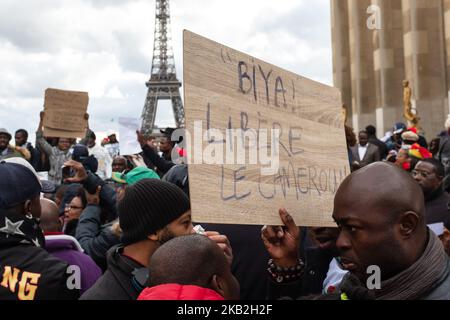 Anti-Paul-Biya-Demonstranten demonstrieren am 27. Oktober 2018 vor dem Eiffelturm in Paris, Frankreich, um eine von Paul Biya manipulierte Präsidentschaftswahl in Kamerun anzuprangern. (Foto von Julien Mattia/NurPhoto) Stockfoto