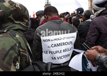 Anti-Paul-Biya-Demonstranten demonstrieren am 27. Oktober 2018 vor dem Eiffelturm in Paris, Frankreich, um eine von Paul Biya manipulierte Präsidentschaftswahl in Kamerun anzuprangern. (Foto von Julien Mattia/NurPhoto) Stockfoto
