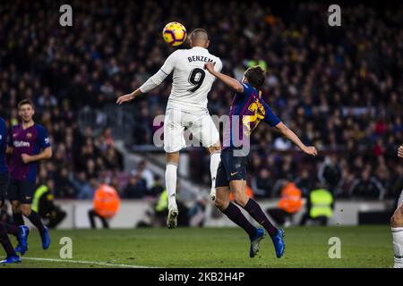 09 Karim Benzema aus Frankreich von Real Madrid verteidigt von 20 Sergi Roberto aus Spanien vom FC Barcelona während des spanischen Fußballspiels La Liga 'El Classico' zwischen dem FC Barcelona und Real Sociedad am 28. Oktober 2018 im Camp Nou Stadion in Barcelona, Spanien. (Foto von Xavier Bonilla/NurPhoto) Stockfoto