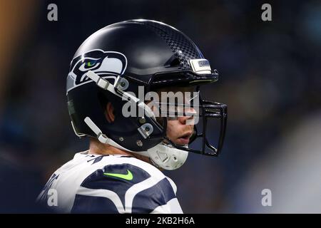 Die Offensivgarde Ethan Pocic (77) von Seattle Seahawks durchläuft während des Trainings vor der ersten Hälfte eines NFL-Fußballspiels gegen die Seattle Seahawks in Detroit, Michigan, USA, am Sonntag, den 28. Oktober 2018. (Foto von Amy Lemus/NurPhoto) Stockfoto