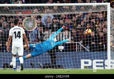 Thibaut Courtois während des Spiels zwischen FC Barcelona und Real Madrid CF, entsprechend der Woche 10 der Liga Santander, spielte am 28.. Oktober 2018 im Camp Nou in Barcelona, Spanien. -- (Foto von Urbanandsport/NurPhoto) Stockfoto