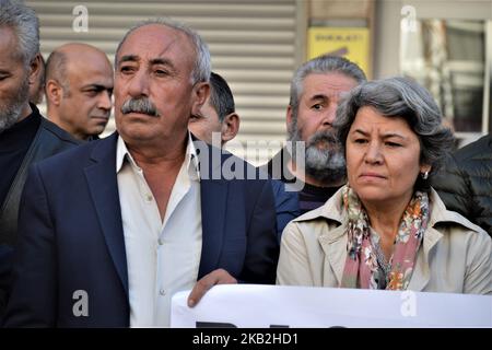 Die Demonstranten blicken auf eine Demonstration der pro-kurdischen Demokratischen Partei der Völker (HDP), die gegen die jüngsten Festnahmen der Parteimitglieder am 28. Oktober 2018 in Ankara, Türkei, protestierte. (Foto von Altan Gocher/NurPhoto) Stockfoto