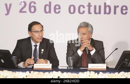 Präsident von Ecuador, Lenin Moreno, und sein Amtskollege, Martin Vizcarra, Präsident von Peru, weihten das XII. Binationale Kabinett im Regierungspalast ein. Ziel ist es, den Fortschritt der bilateralen Beziehungen in Quito, Ecuador, am Freitag, den 26. Oktober, 2018 . (Foto von Gabriela Mena/PRESSOUTH/NurPhoto) Stockfoto