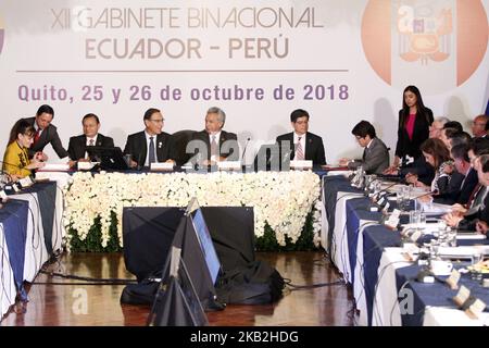 Präsident von Ecuador, Lenin Moreno, und sein Amtskollege, Martin Vizcarra, Präsident von Peru, weihten das XII. Binationale Kabinett im Regierungspalast ein. Ziel ist es, den Fortschritt der bilateralen Beziehungen in Quito, Ecuador, am Freitag, den 26. Oktober, 2018 . (Foto von Gabriela Mena/PRESSOUTH/NurPhoto) Stockfoto