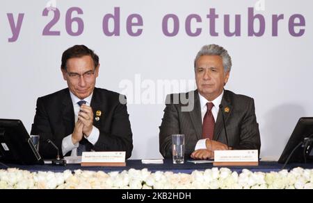 Präsident von Ecuador, Lenin Moreno, und sein Amtskollege, Martin Vizcarra, Präsident von Peru, weihten das XII. Binationale Kabinett im Regierungspalast ein. Ziel ist es, den Fortschritt der bilateralen Beziehungen in Quito, Ecuador, am Freitag, den 26. Oktober, 2018 . (Foto von Gabriela Mena/PRESSOUTH/NurPhoto) Stockfoto