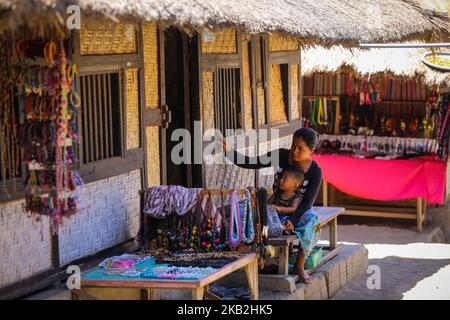 Eine Frau aus Sasak verkauft am Sonntag, den 28. Oktober, im Dorf Sasak Sade in Rembitan, Distrikt Pujut, Lombok, Indonesien, traditionelles Kunsthandwerk. 2018. Sasak Sade ist eines der indigenen Dörfer und der ursprüngliche Stamm auf der Insel Lombok. (Foto von Andrew Lotulung/NurPhoto) Stockfoto